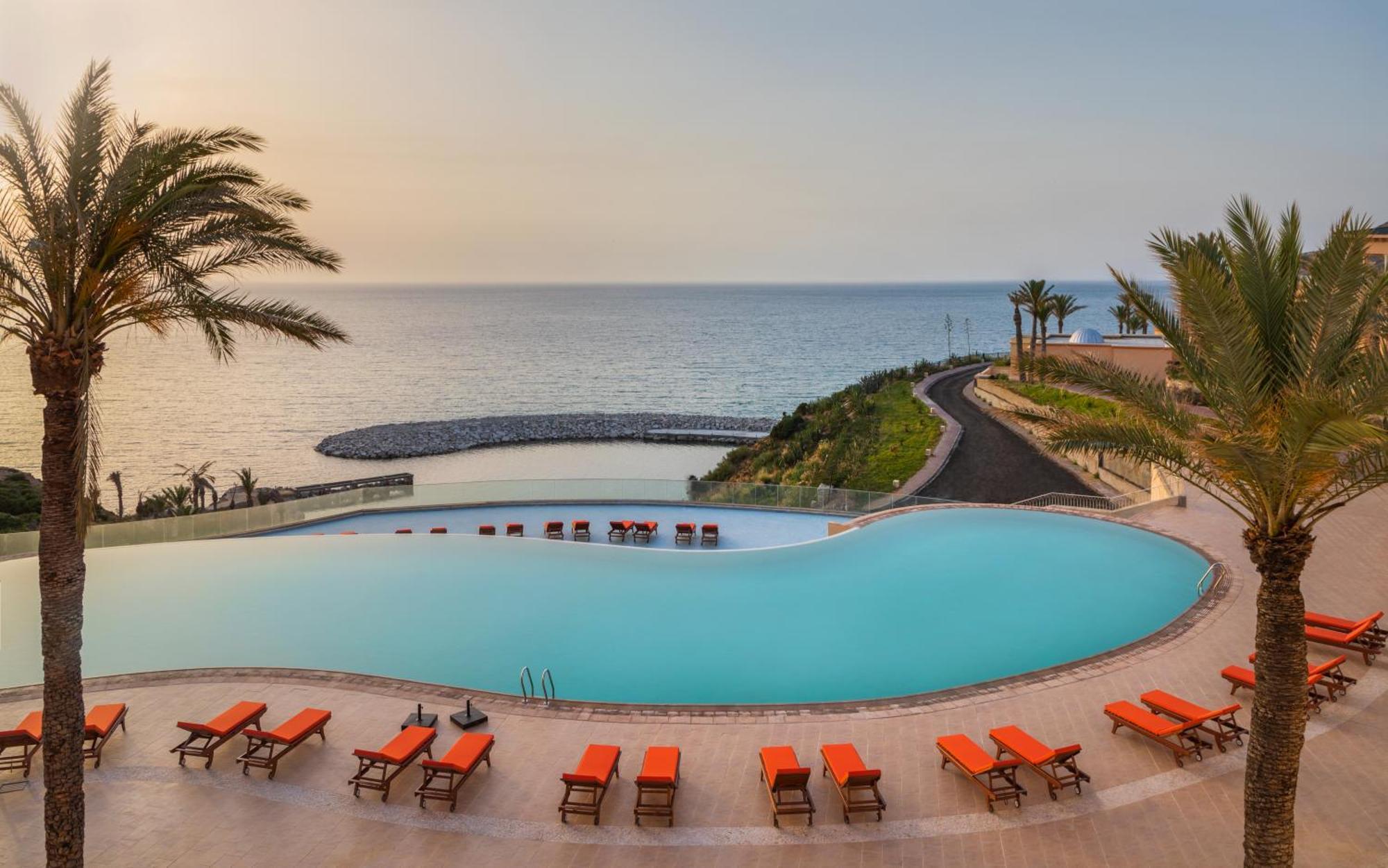 Royal Tulip Korbous Bay Thalasso & Springs (Adults Only) Qorbu Exterior foto The pool at the Kempinski Hotel, Muscat