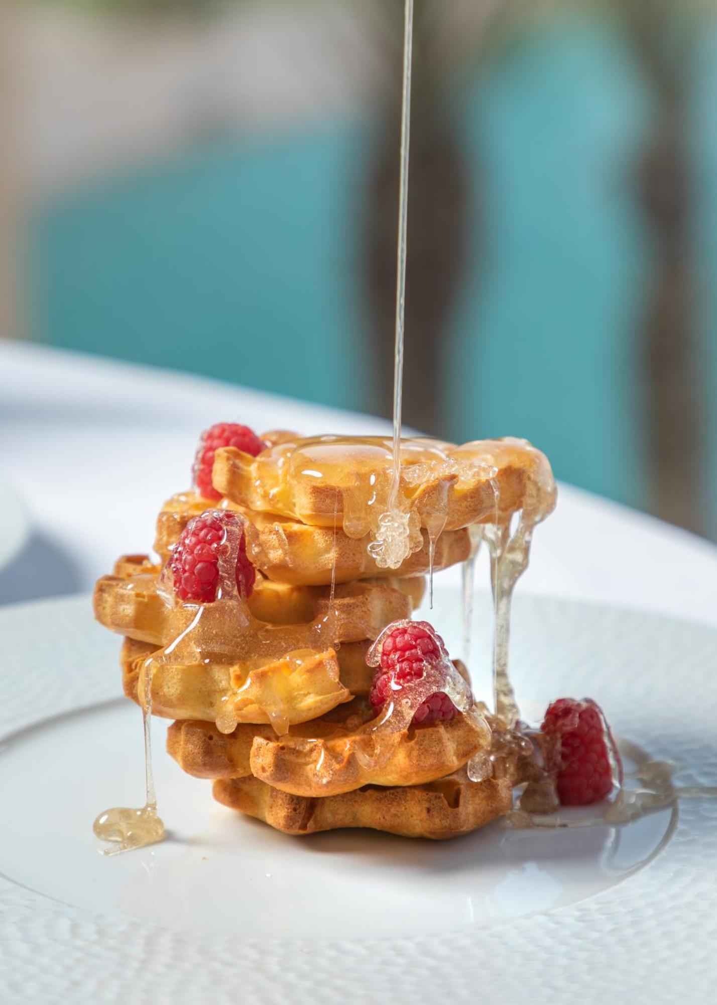 Royal Tulip Korbous Bay Thalasso & Springs (Adults Only) Qorbu Exterior foto Maple syrup being drizzled on a stack of waffles