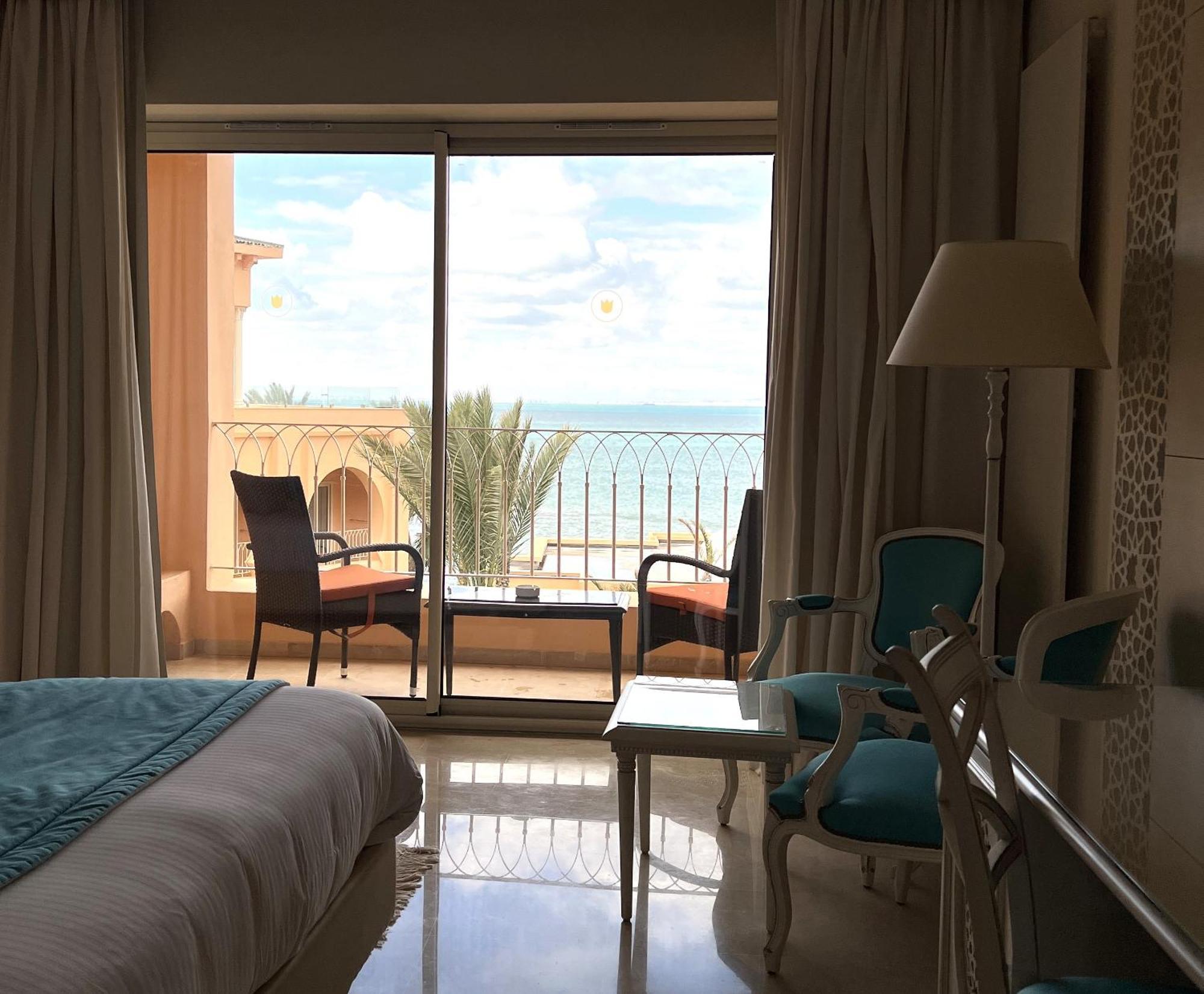 Royal Tulip Korbous Bay Thalasso & Springs (Adults Only) Qorbu Exterior foto A room at the hotel