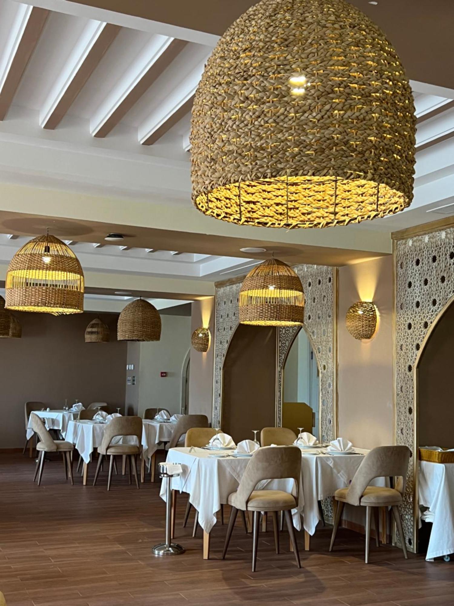 Royal Tulip Korbous Bay Thalasso & Springs (Adults Only) Qorbu Exterior foto Restaurant in the Emirates Palace