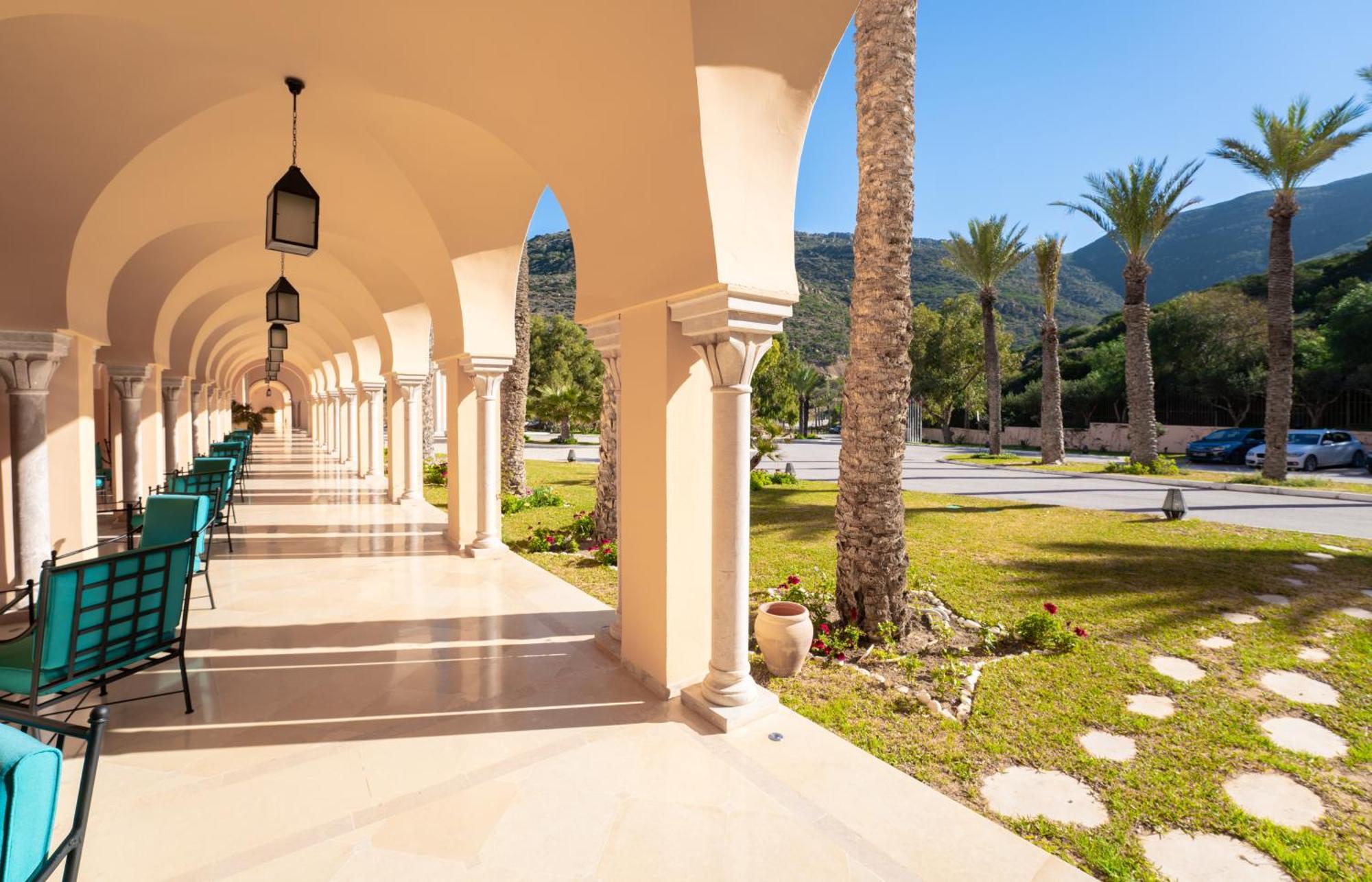 Royal Tulip Korbous Bay Thalasso & Springs (Adults Only) Qorbu Exterior foto The hotel's colonnade