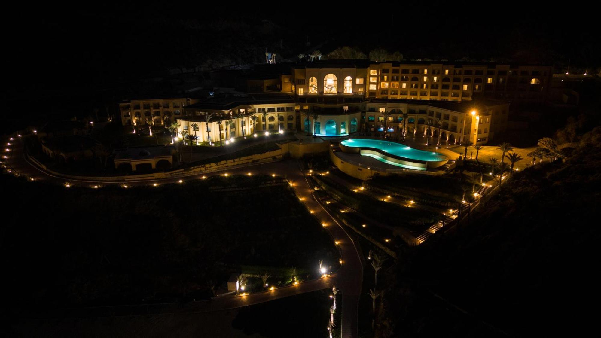 Royal Tulip Korbous Bay Thalasso & Springs (Adults Only) Qorbu Exterior foto The resort at night